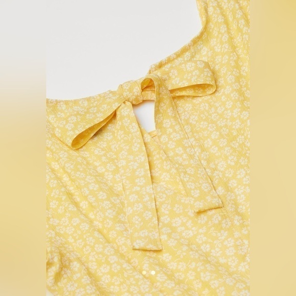 H&M puff-sleeved blouse size medium - Picture 2 of 2